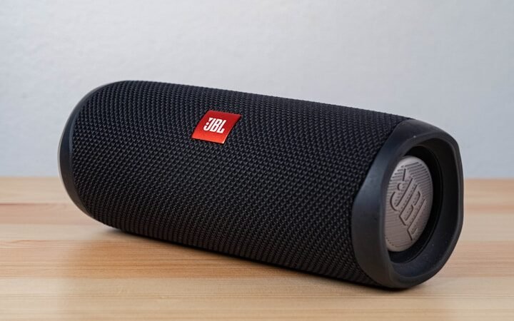 Review: Q Acoustics 3050i — A Coluna Britânica que Democratiza o Hi-Fi
