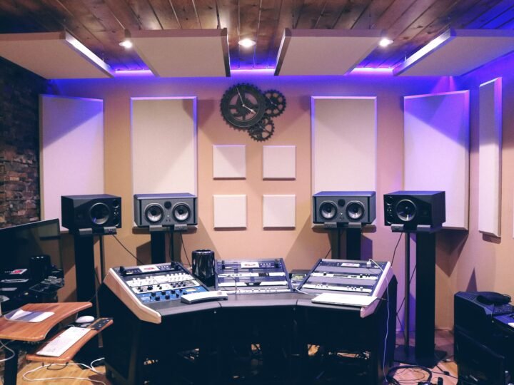 Correção acústica e EQ digital: guia prático para melhorar o som em casa