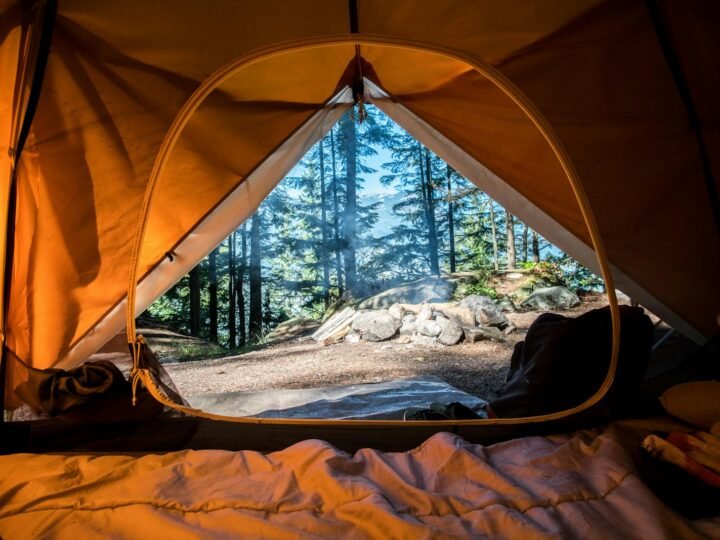 Melhores caixas Bluetooth para acampamento e trilha em 2026: 7 modelos testados na natureza
