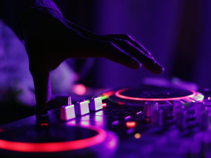 Melhores Party Speakers para Festa em 2026: 8 Caixas Bluetooth de R$ 450 a R$ 5.950