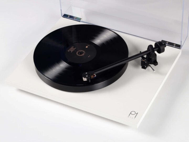 Rega Planar 1 Plus: o toca-discos britânico com phono stage embutido que faz vinil soar como deveria — desde a primeira rotação
