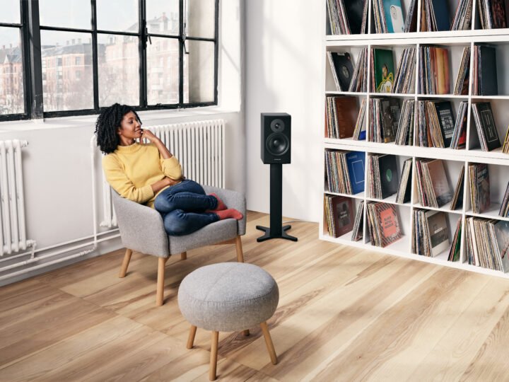 Dynaudio Emit 20: a bookshelf dinamarquesa que exige respeito — do amplificador e do ouvinte
