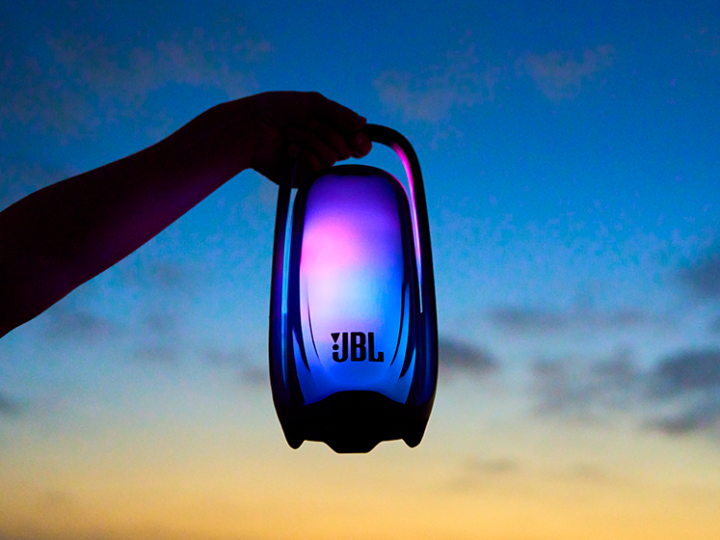 JBL Pulse 6 chega com Auracast, IP68 e alça iluminada — e deixa donos de PartyBoost para trás