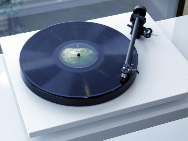 Review: Rega Planar 1 Plus — O toca-discos plug and play que acerta no essencial