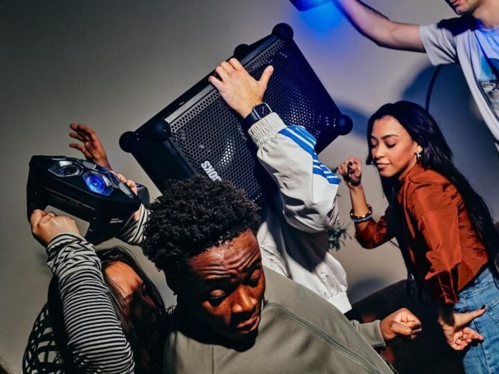 Soundboks Mix: 121 dB em 9,7 kg, bateria removível e nenhuma luzinha — a dinamarquesa aposta contra a moda
