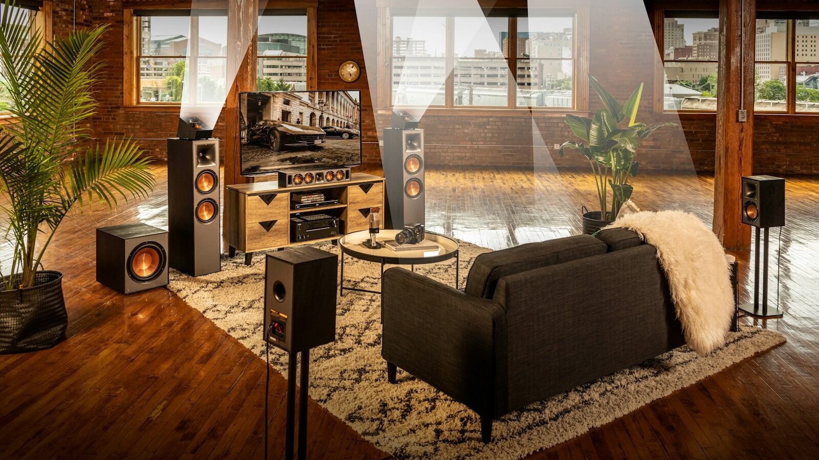 Sala de home theater com torres Klipsch e módulos Dolby Atmos R-41SA disparando som em direção ao teto