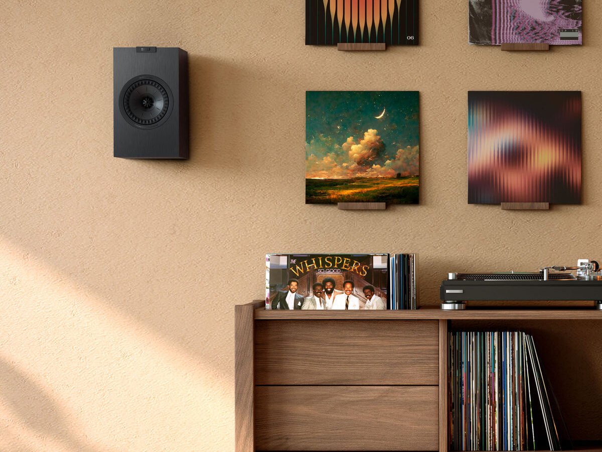 Par de caixas bookshelf passivas KEF Q1 Meta em ambiente doméstico, com o driver coaxial Uni-Q à mostra