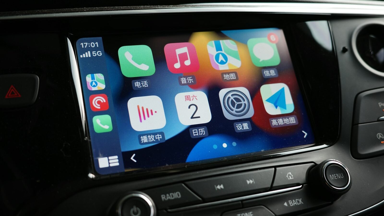 Painel de carro com central multimídia exibindo Apple CarPlay