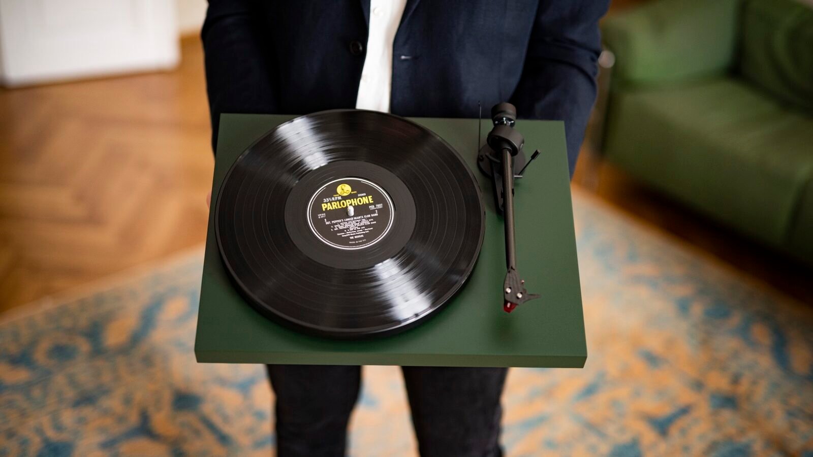Toca-discos Pro-Ject Debut Carbon EVO verde com disco de vinil, braço de fibra de carbono, contrapeso e cápsula vermelha