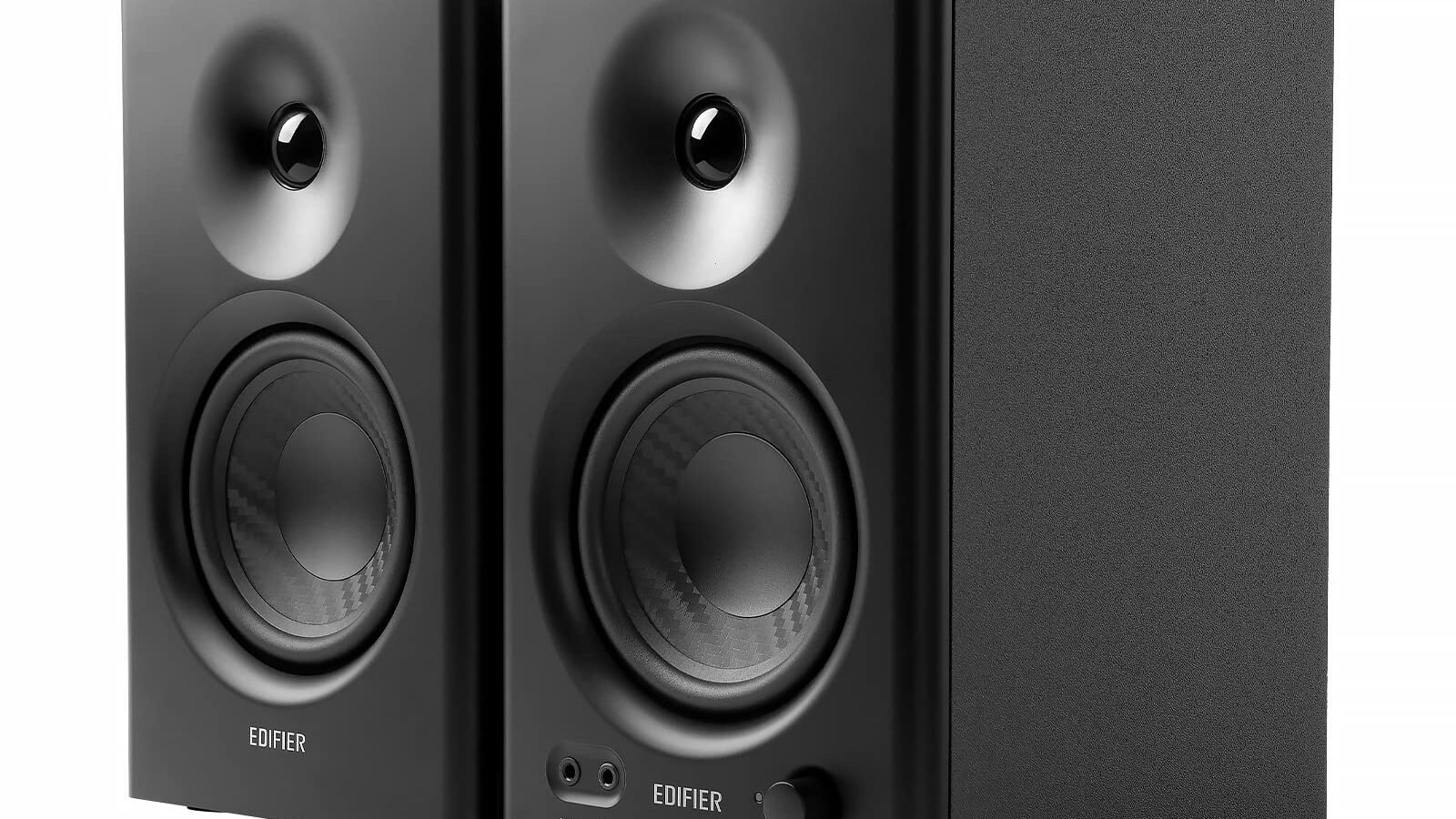 Par de monitores de estúdio Edifier MR4 pretos, com woofer de 4 polegadas e tweeter de seda, vistos em ângulo