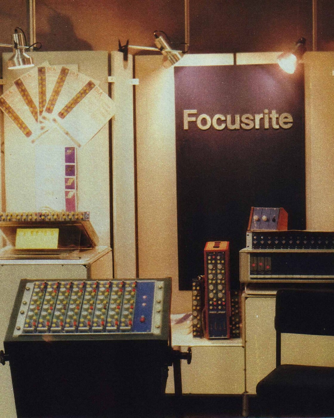 Foto de arquivo de um estande da Focusrite nos anos 1980, com módulos ISA e um console compacto em exposição