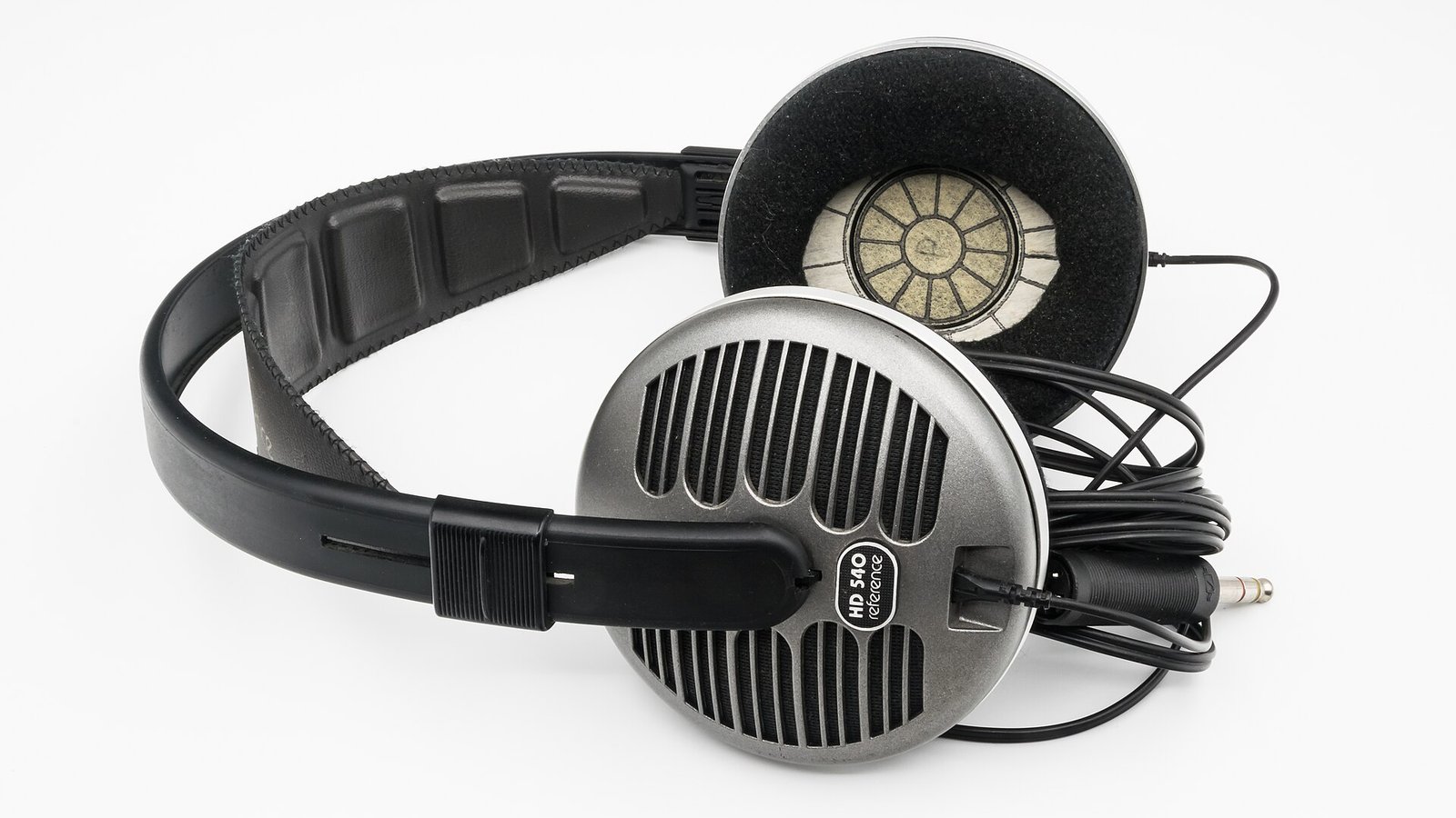História da Sennheiser: fone de ouvido Sennheiser HD 540, modelo clássico com design metálico e almofadas pretas, apresentado sobre fundo branco — foto real, nítida, sem elementos promocionais ou marc