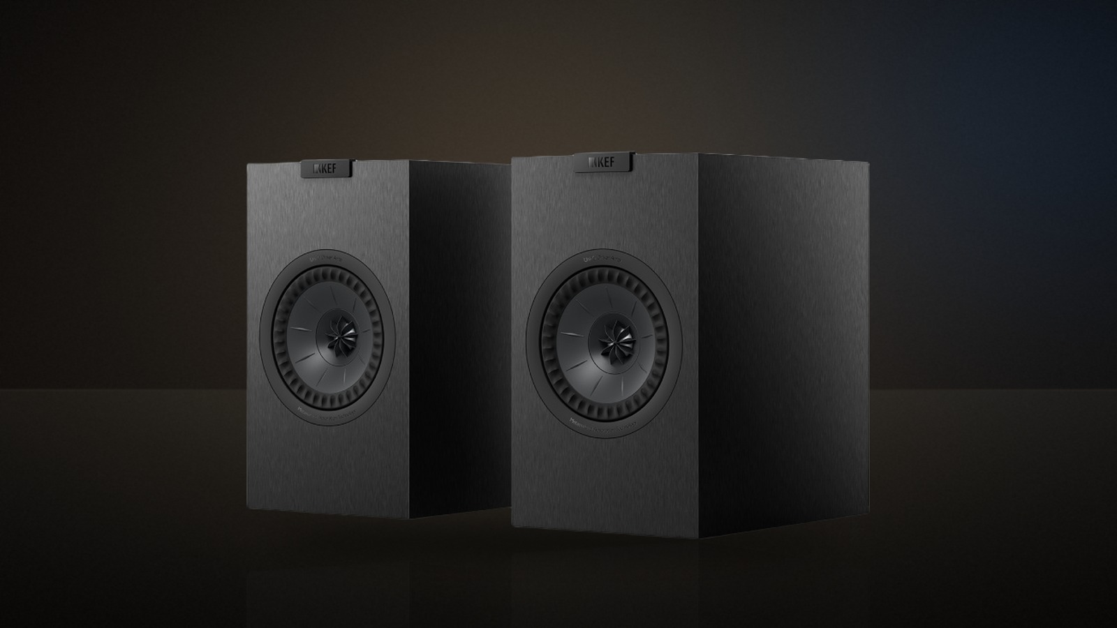 KEF Q150 em composição editorial do Guia do Áudio a partir da foto real do produto