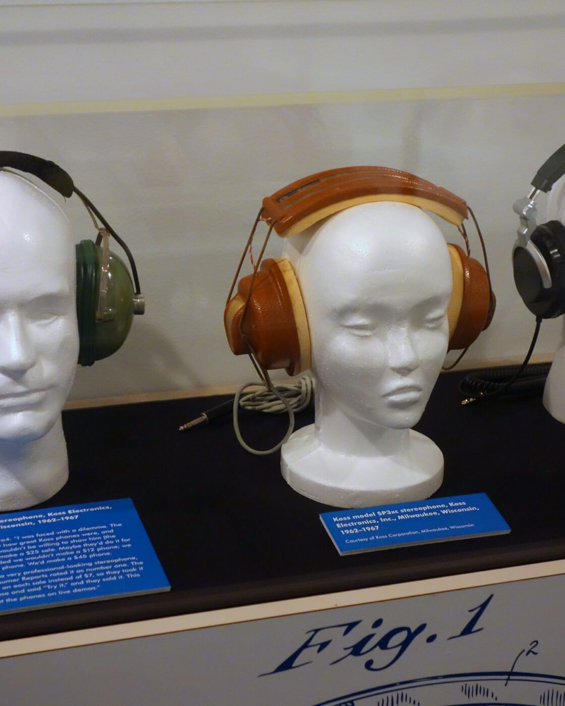 Fones de ouvido Koss Pro4 e SP3xc dos anos 1960 e um ProDJ100 de 2010 expostos no Museu Histórico de Wisconsin