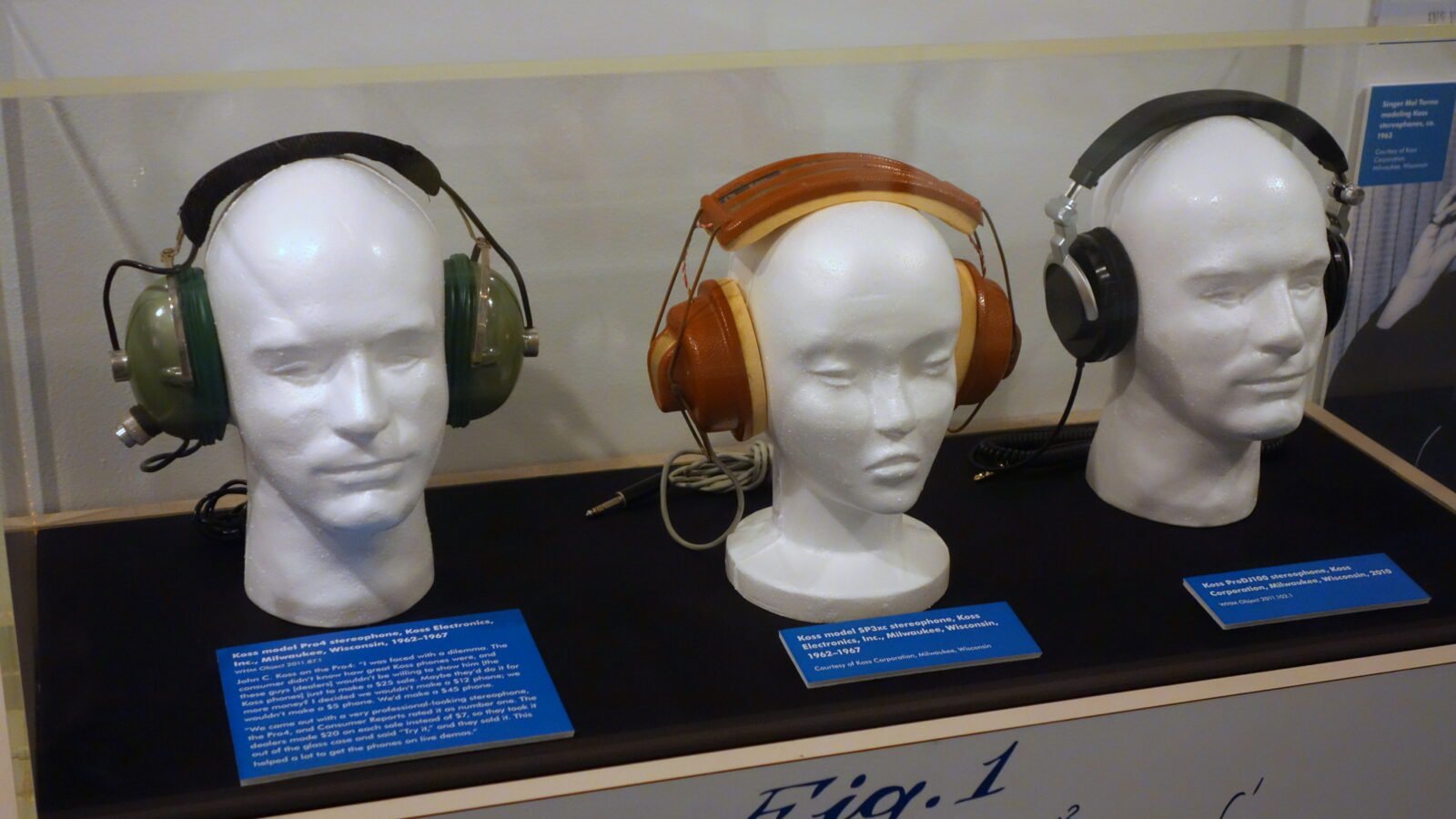 Fones de ouvido Koss Pro4 e SP3xc dos anos 1960 e um ProDJ100 de 2010 expostos no Museu Histórico de Wisconsin