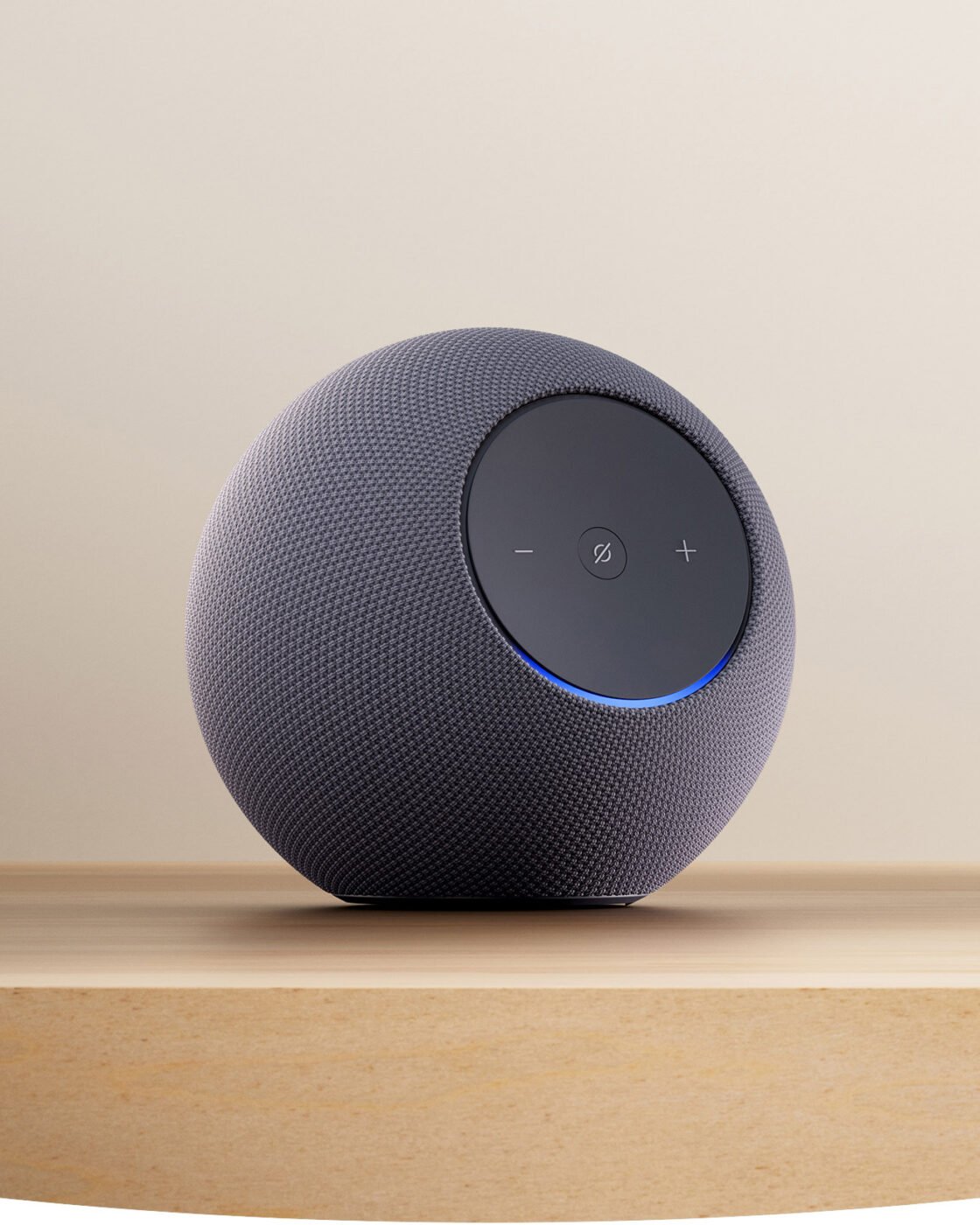Smart speaker Amazon Echo Studio de 2025 em ambiente doméstico
