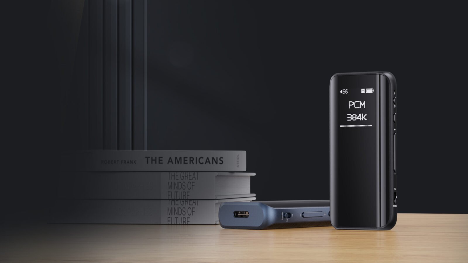 Receptor Bluetooth e DAC portátil FiiO BTR15 em pé, com tela OLED acesa