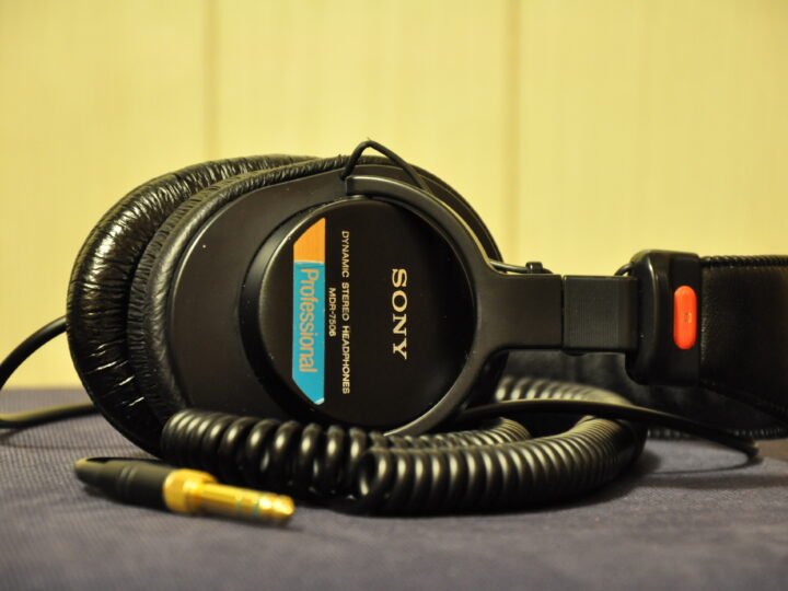 Sony MDR-7506: o fone de estúdio clássico que ainda trabalha pesado em 2026