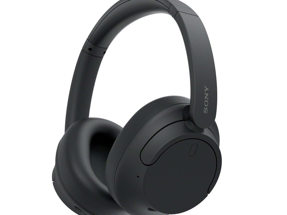 Fone de ouvido over-ear Sony WH-CH720N na cor preta, visto em ângulo sobre fundo branco