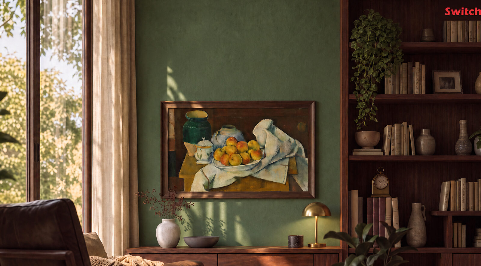 Quadro SwitchBot AI Art Frame 2 com moldura de madeira na parede verde de uma sala, mostrando uma natureza-morta com frutas em tela E Ink colorida