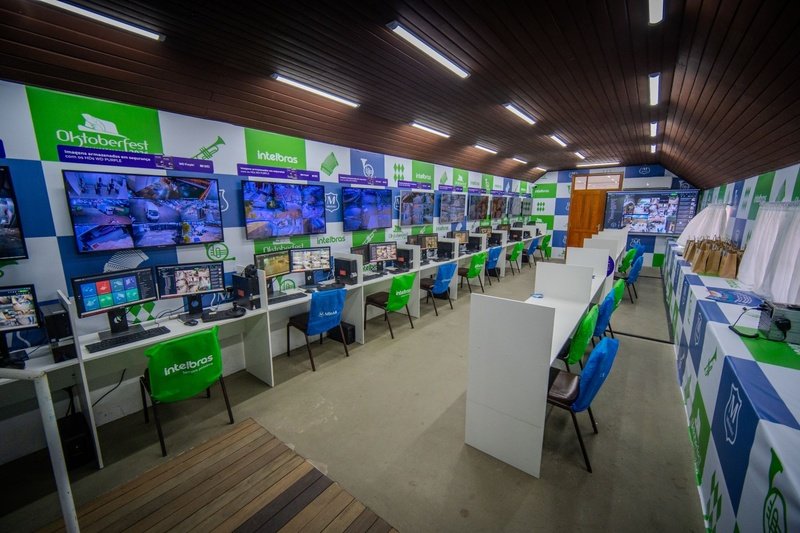 Sala de monitoramento com telas e estações de operação da Oktoberfest