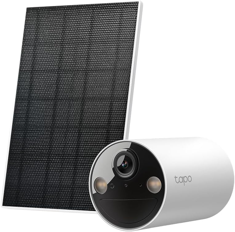 Câmera de segurança Tapo C410 branca, cilíndrica, com dois holofotes ao lado da lente, na frente do painel solar preto que acompanha o kit