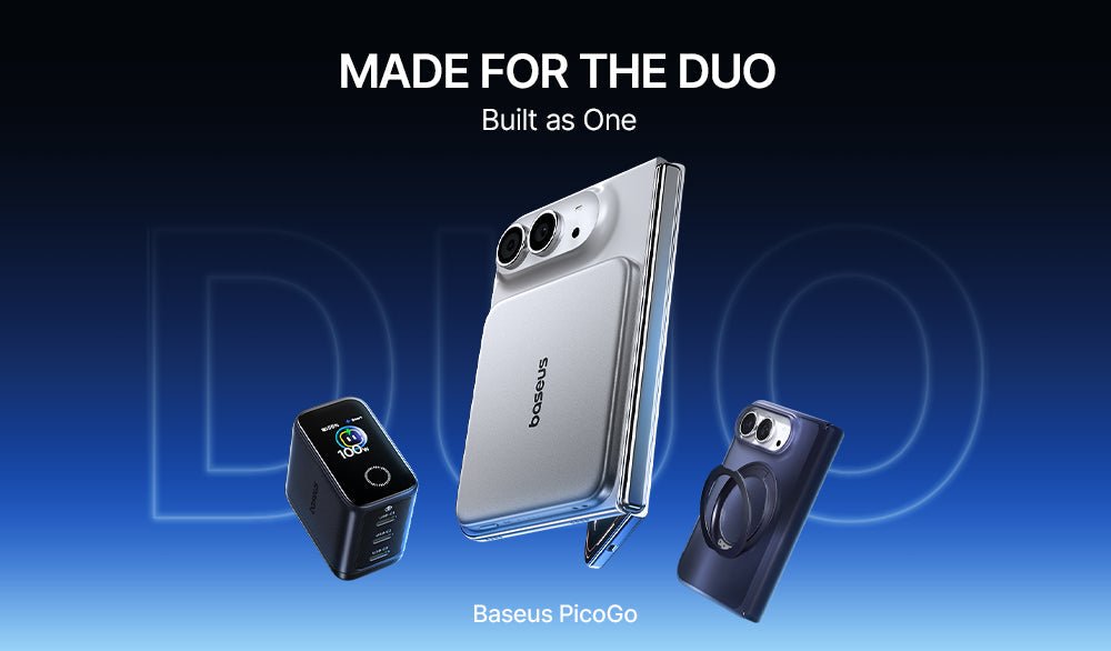 Power bank Baseus PicoGo Air AM72 prateada presa nas costas de um iPhone Duo, ao lado do carregador AH22 com tela e da capa HoopRing azul