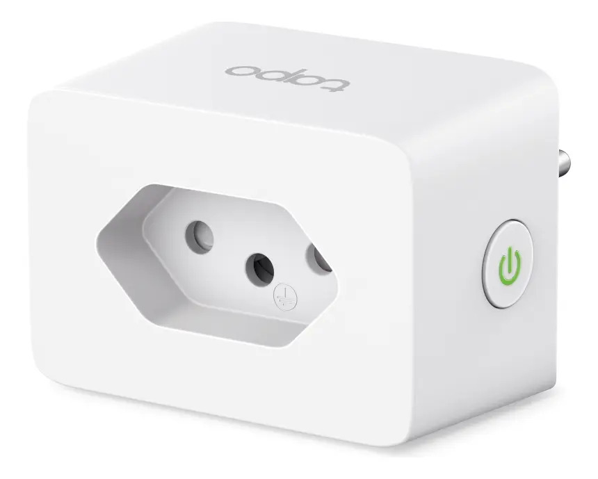 Tomada inteligente TP-Link Tapo P110 branca, com entrada de dois pinos padrão brasileiro e botão lateral