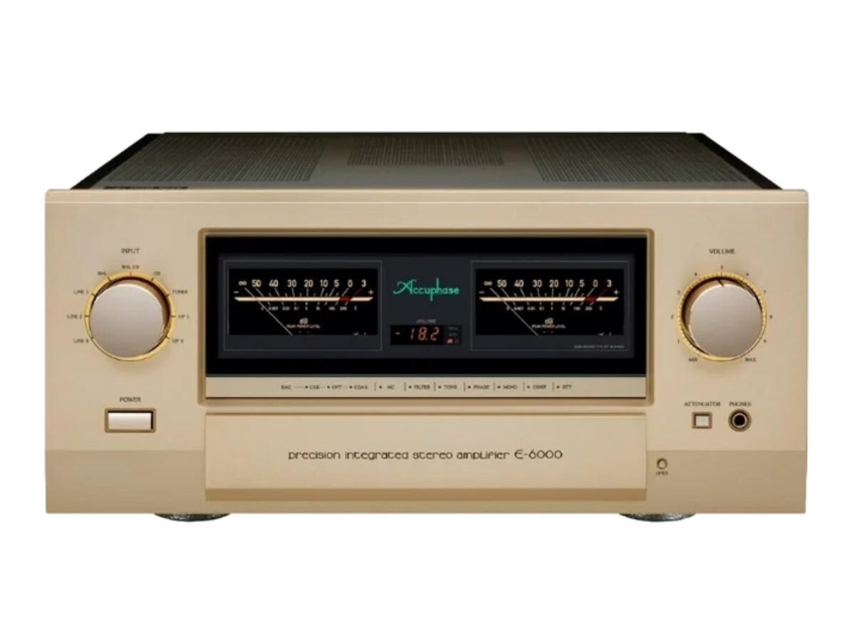 Amplificador integrado Accuphase E-6000 visto de frente, com painel dourado, dois VU-meters analógicos e botões de entrada e volume