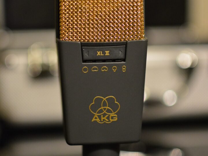 AKG: a história da marca de Viena por trás do microfone D12, do C414 e do fone K240