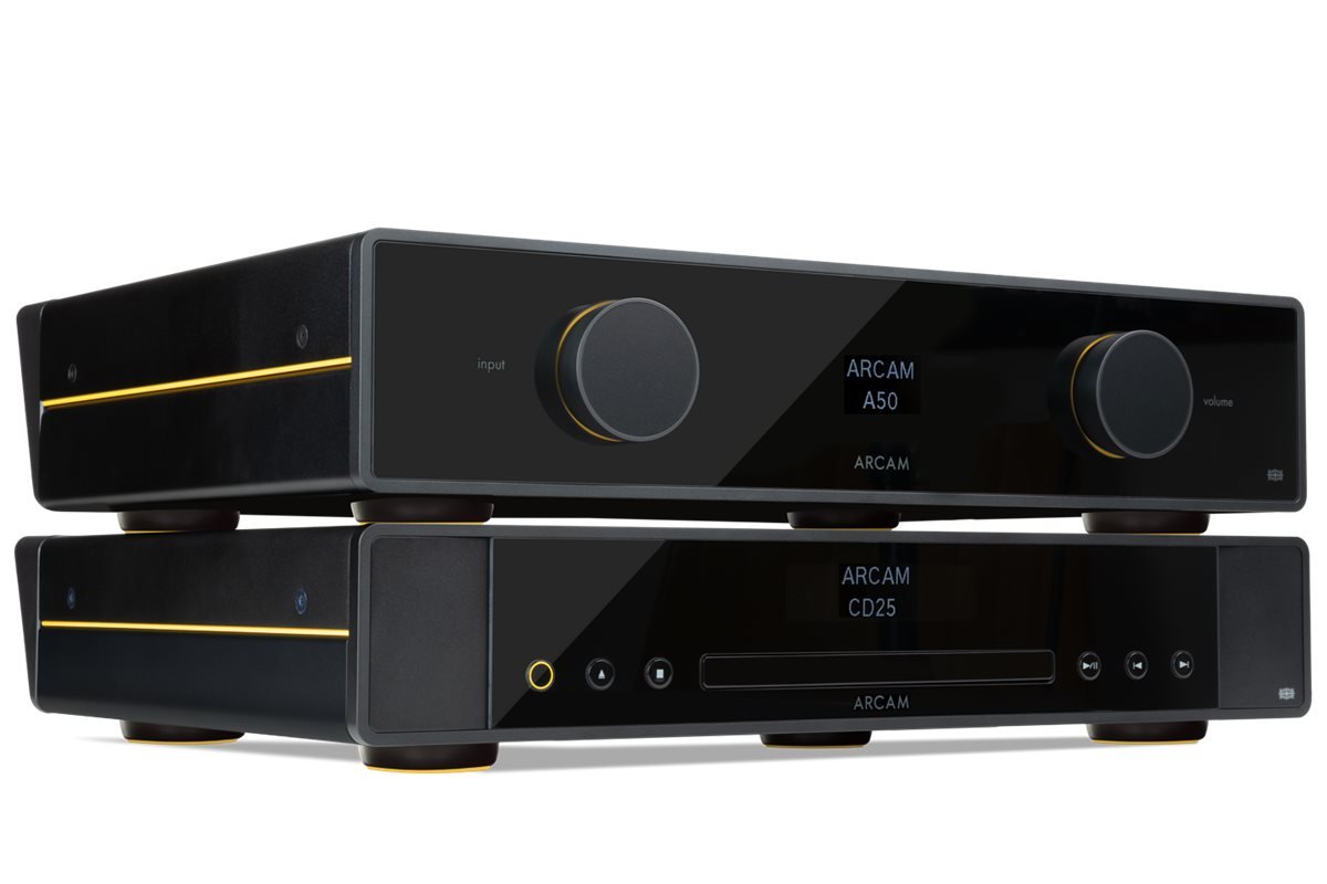 Amplificador integrado Arcam A50 Signature empilhado sobre o CD player Arcam CD25, ambos pretos com frisos amarelos, da série Radia