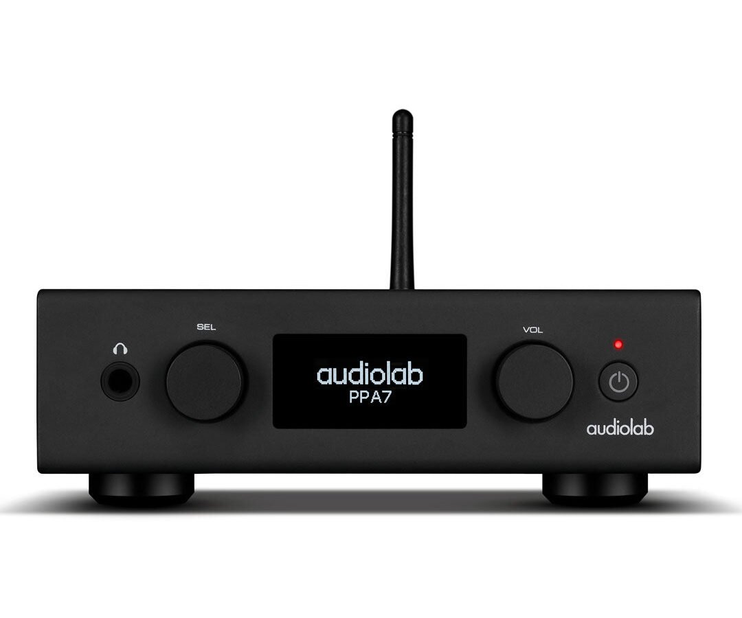 Pré-amplificador de phono Audiolab PPA7 preto visto de frente, com tela OLED, dois botões giratórios, saída de fone e antena Bluetooth