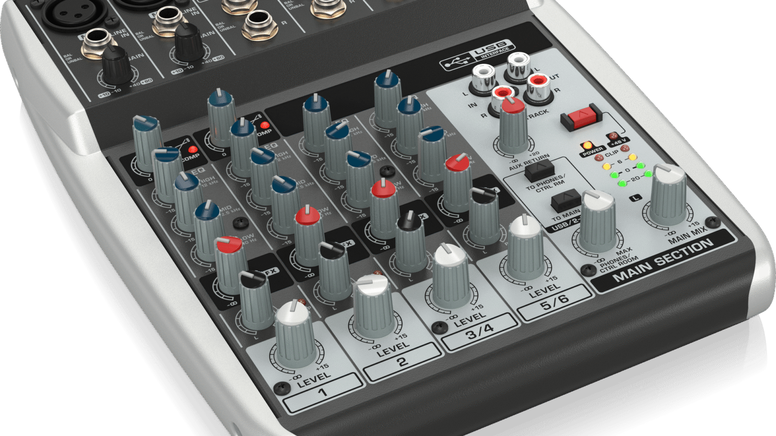 Mesa de som Behringer Xenyx Q802USB vista em ângulo, com dois canais de microfone, equalizadores e faders