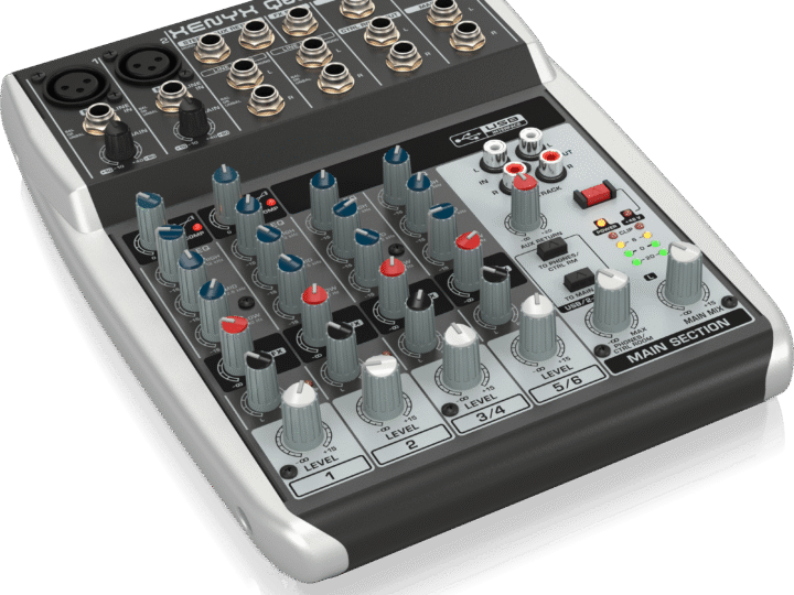 Behringer Xenyx Q802USB vale a pena em 2026? Análise da ficha técnica da mesa de som USB de 8 canais