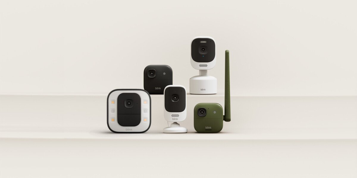 Novas câmeras Blink anunciadas em outubro de 2026: Spotlight Cam 2K+ com holofote, Mini 4K+, Mini Pan-Tilt 2K+ e Outdoor 2K XR+ verde com antena, lado a lado