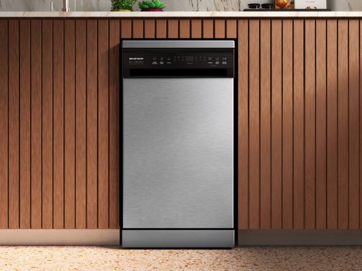 Brastemp BLF45 usa sensores para escolher a lavagem e acomoda até 129 peças