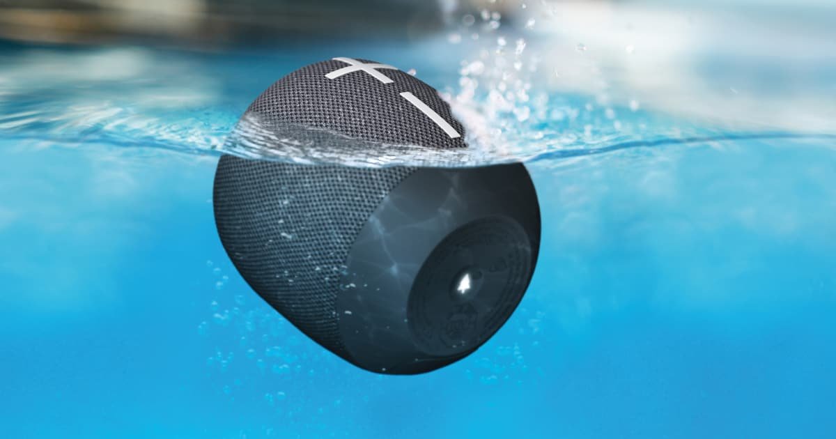 Caixa Bluetooth Ultimate Ears Wonderboom 4 cinza flutuando parcialmente submersa na água de uma piscina