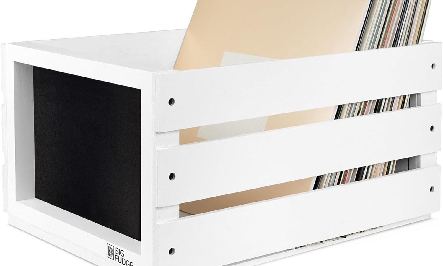 Caixote de madeira branco com discos de vinil guardados na vertical, lado a lado