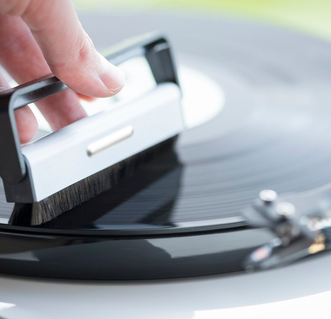 Escova de fibra de carbono Pro-Ject Brush It limpando disco de vinil sobre toca-discos