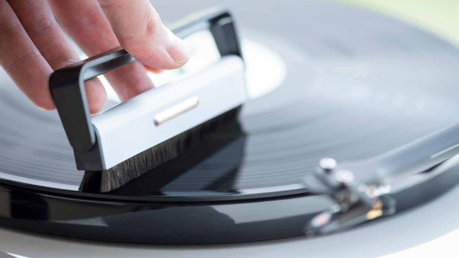 Escova de fibra de carbono Pro-Ject Brush It limpando disco de vinil sobre toca-discos