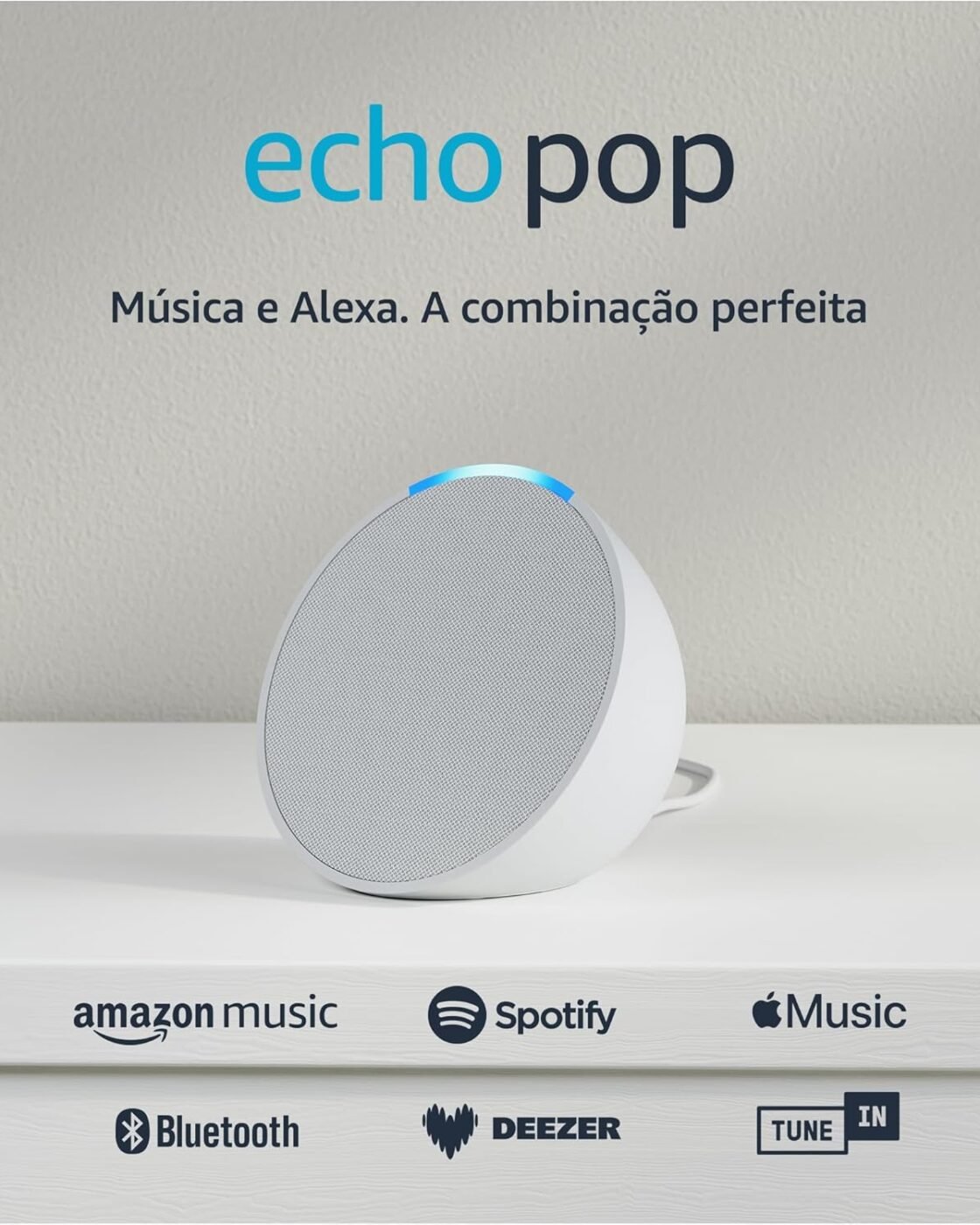 Smart speaker Amazon Echo Pop branco sobre um móvel claro, com logotipos de serviços de música compatíveis