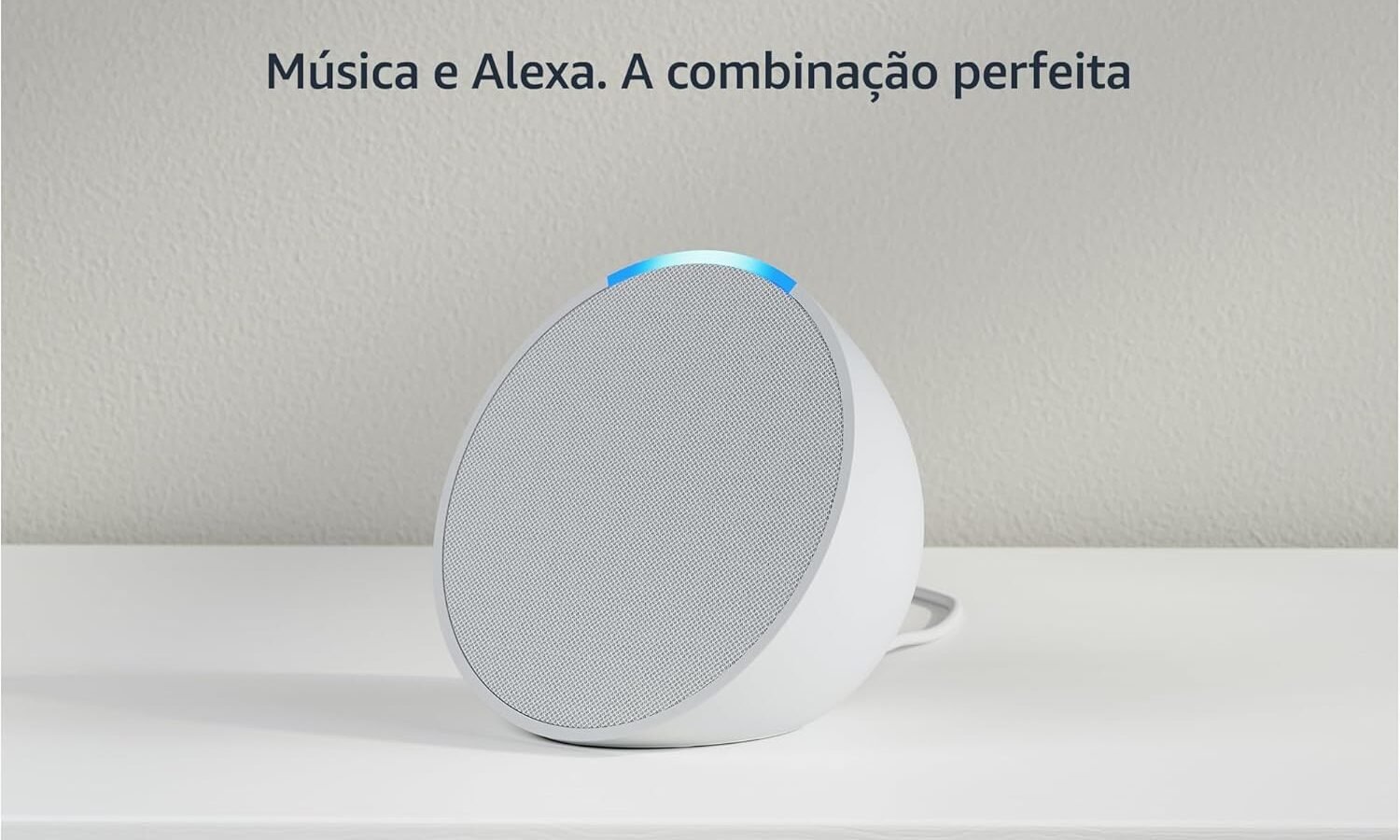 Smart speaker Amazon Echo Pop branco sobre um móvel claro, com logotipos de serviços de música compatíveis