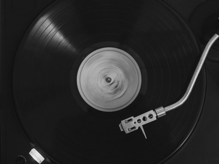 Como ouvir vinil em vários cômodos: toca-discos no multiroom com WiiM, Sonos ou Bluetooth