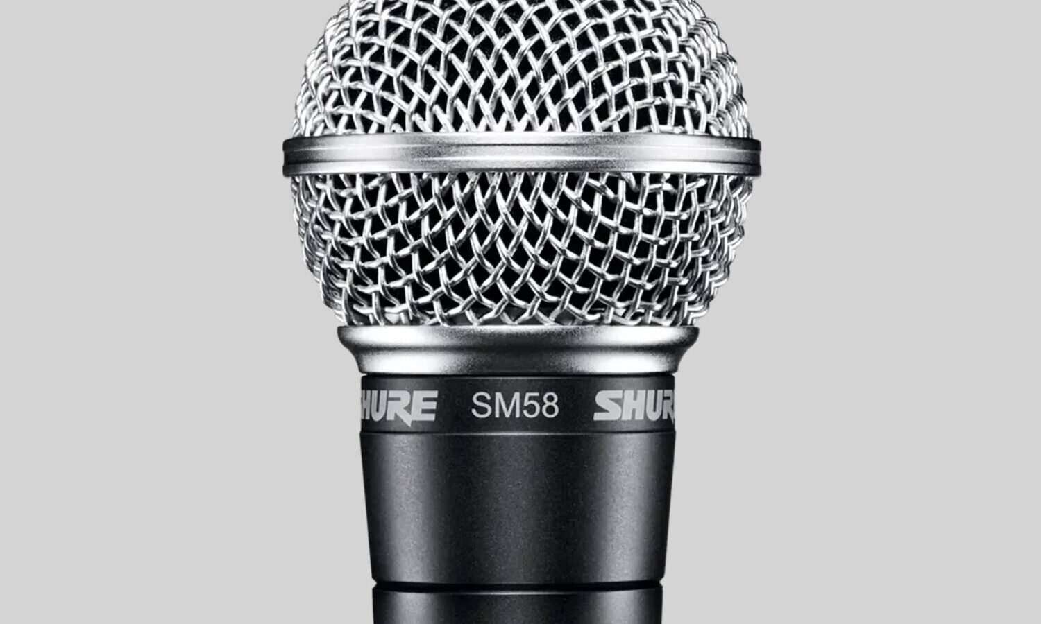 Microfone dinâmico Shure SM58 em close, com grade metálica esférica e corpo preto com a inscrição SM58
