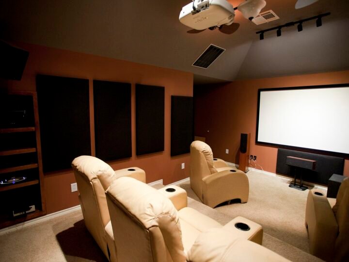 Acústica de home theater sem obra: como tratar primeiras reflexões, parede traseira, teto e graves