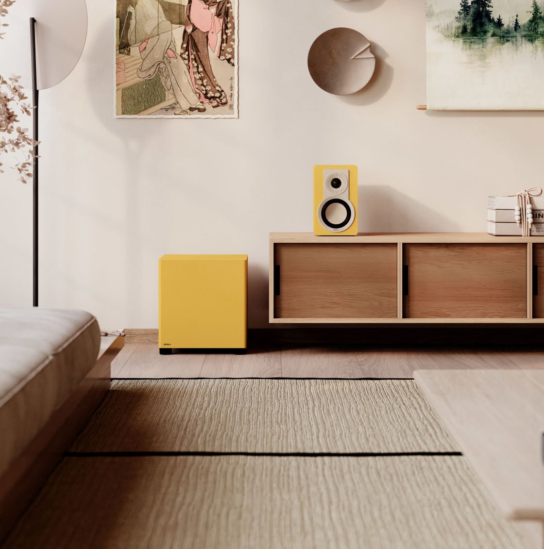 Subwoofer DALI BASIK SUB no acabamento Golden Yellow, ao lado de móveis em uma sala de estar