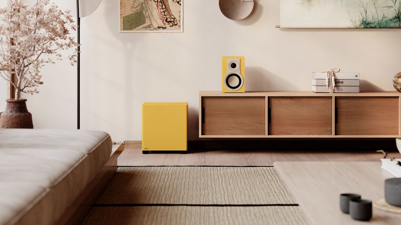 Subwoofer DALI BASIK SUB no acabamento Golden Yellow, ao lado de móveis em uma sala de estar