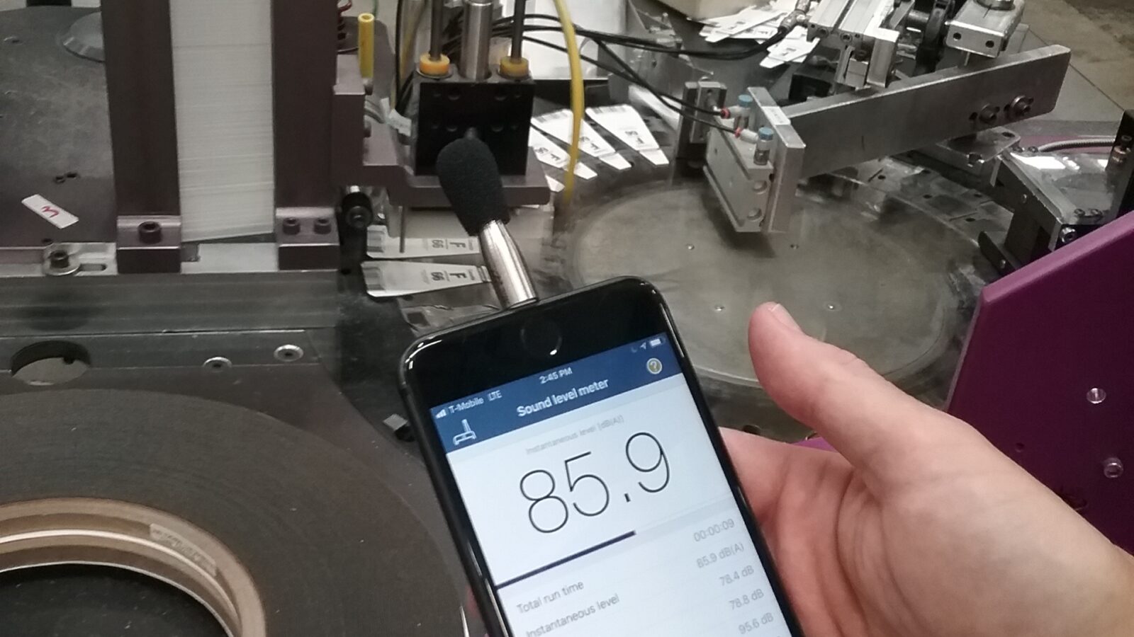 Medição de ruído com o aplicativo Sound Level Meter do NIOSH em um iPhone com microfone externo