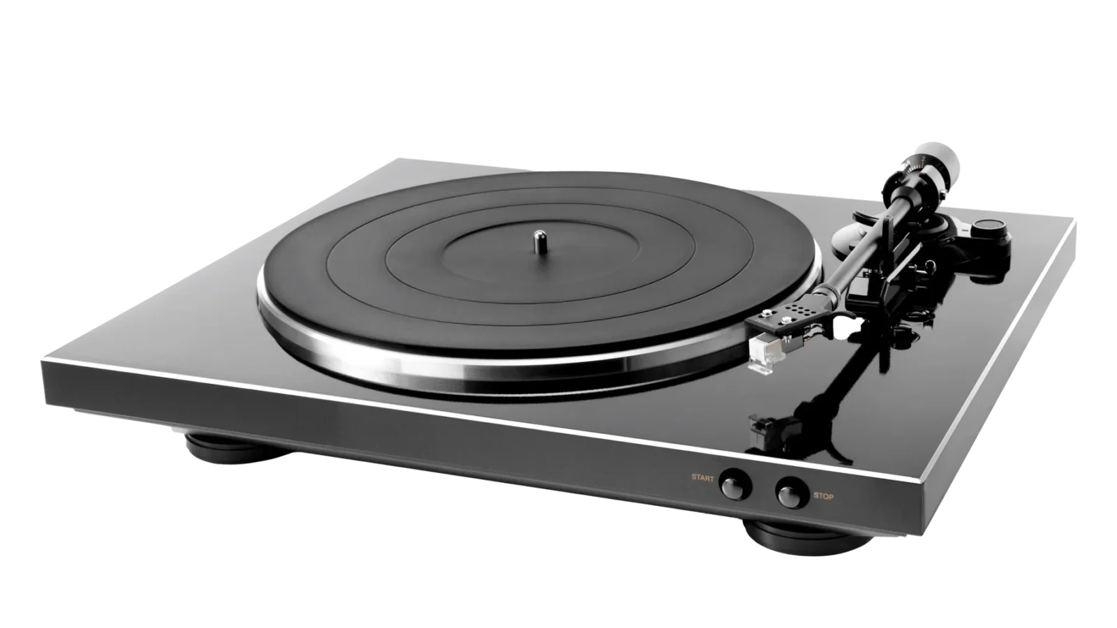 Toca-discos Denon DP-300F preto visto de frente e de lado, com prato de alumínio, braço reto e tampa de acrílico