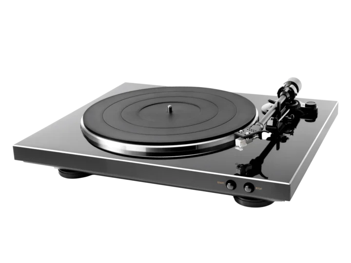 Denon DP-300F vale a pena em 2026? Análise de ficha técnica do toca-discos automático com phono
